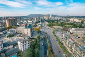 中国新能源汽车全景：从政策驱动到全球第一的十年跃迁