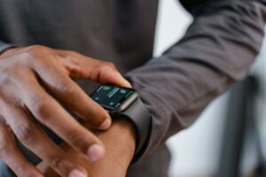 可穿戴设备与运动追踪：VO₂max估算、心率区间与训练负荷监控指南