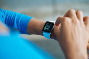 可穿戴健康设备：从Apple Watch到连续血糖监测仪的医疗级应用进展