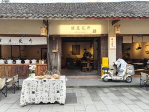 后现代主义与批判理论：德里达的解构、福柯的权力-知识与后现代对真理的质疑
