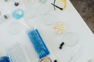 AI驱动的药物研发：从靶点发现到临床前候选分子的全流程加速