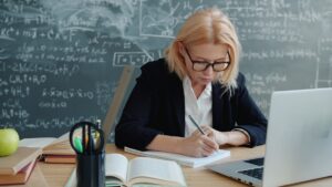 用AI回复同行评审：结构、语气和科学实质