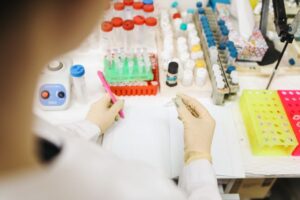 临床试验设计基础：随机对照试验、盲法与终点指标的核心概念
