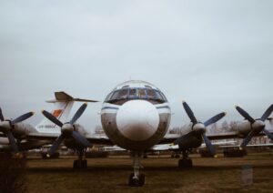 Cold War History: Ideological Confrontation, Nuclear Terror Balance, and the Historical Arc from the Berlin Wall to Soviet Collapse