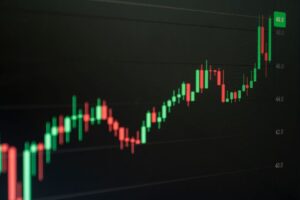 绿色金融与碳市场：全国碳排放权交易市场的机制、现状与挑战