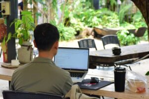 远程工作与数字游民：如何在不移民的情况下为海外公司工作
