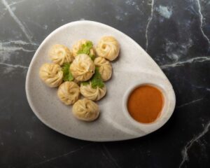 尼泊尔美食：Dal Bhat力量、藏式Momo饺子与安纳普尔纳大本营的高海拔饮食